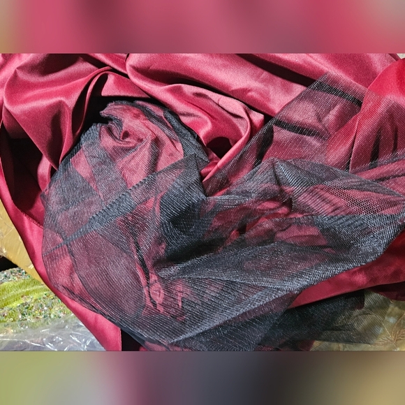 Elegant Strapless Burgundy Dress. Long Cream Sash. Crinoline Underneath. Size 4. - Picture 9 of 9